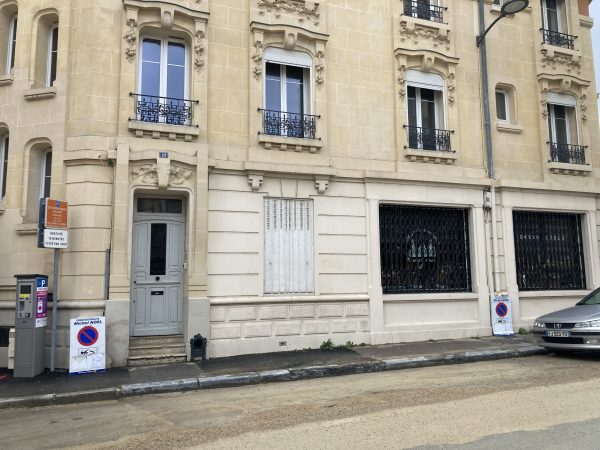 Location de 2 panneaux de stationnement